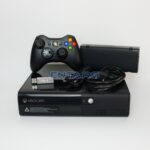 Xbox 360 Slim E 1 Gioco a Sorpresa con USB 32 GB Console Microsoft 1 controller Main Image
